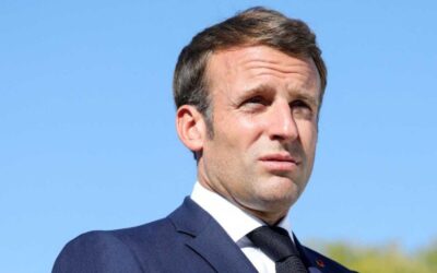 Cette photo montre une scène cinématographique et non une embrassade entre Emmanuel Macron et une guenon